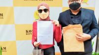 Foto: Rifa Handayani dan pengacaranya saat membuat laporan di Mabes Polri. (IST)
