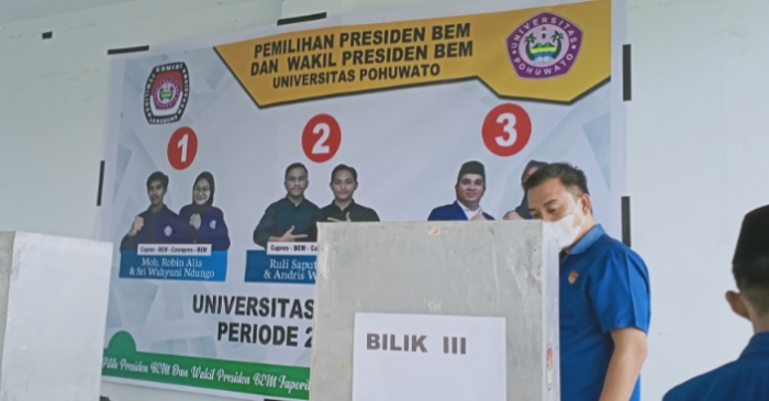 Wakil Rektor IV Universitas Pohuwato, Haris Hasan saat mengecek kondisi kotak suara dan bilik suara. (Foto : Istimewa)