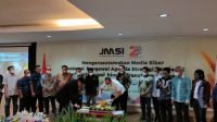 Pemotongan tumpeng di Hotel Plaza Kubra Kendari, menandai puncak peringatan Hari Lahir ke-2 JMSI.| foto : aan Pemotongan tumpeng di Hotel Plaza Kubra Kendari, menandai puncak peringatan Hari Lahir ke-2 JMSI.| foto : aan