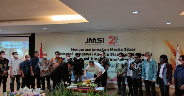 Pemotongan tumpeng di Hotel Plaza Kubra Kendari, menandai puncak peringatan Hari Lahir ke-2 JMSI.| foto : aan