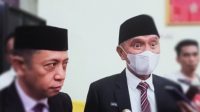 Bupati Saipul A Mbuinga didampingi Asisten Pemkesra, Arman Mohamad saat diwawancarai para wartawan. (Foto : Istimewa) Bupati Saipul A Mbuinga didampingi Asisten Pemkesra, Arman Mohamad saat diwawancarai para wartawan. (Foto : Istimewa)