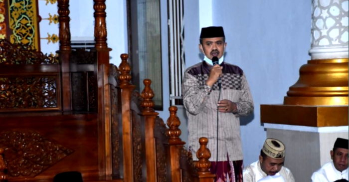 Sekda Pohuwato, Iskandar Datau saat memberikan sambutan pada peringatan Nuzulul Qur'an di Masjid Baiturrahim Pohuwato. (Foto : Humas/Iwan)