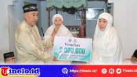 20230330_141235 Wabup Suharsi Igirisa menyerahkan bantuan kepada ta'mirul Masjid di Kecamatan Randangan. (Foto : Humas/Iwan)