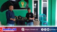 Caption : Ketua DPD HIPAKAD Provinsi Gorontalo (kanan) menyerahkan seragam HIPAKAD ke Ketua DPC Hipakad Pohuwato (kiri).