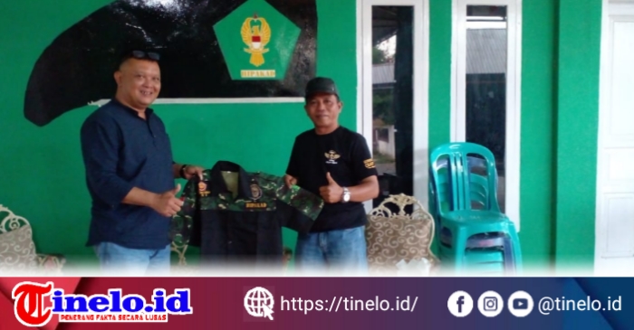Caption : Ketua DPD HIPAKAD Provinsi Gorontalo (kanan) menyerahkan seragam HIPAKAD ke Ketua DPC Hipakad Pohuwato (kiri).