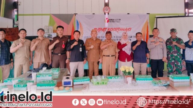 Foto bersama usai rapat koordinasi pemutakhiran data pemilih berkelanjutan oleh Bawaslu Pohuwato, Selasa (25/11/2025). (Foto : San)