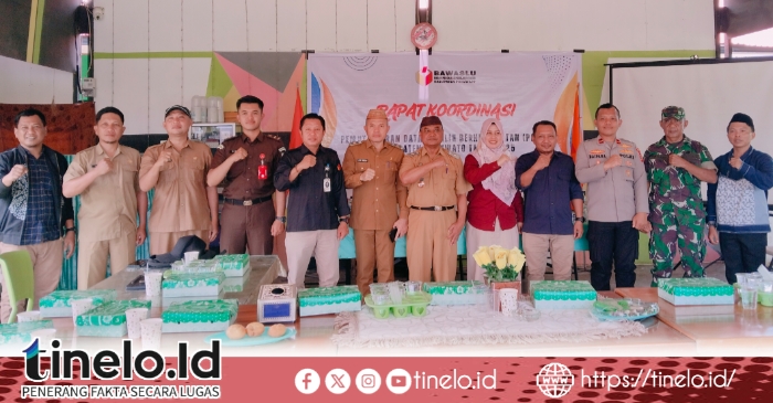 Foto bersama usai rapat koordinasi pemutakhiran data pemilih berkelanjutan oleh Bawaslu Pohuwato, Selasa (25/11/2025). (Foto : San)